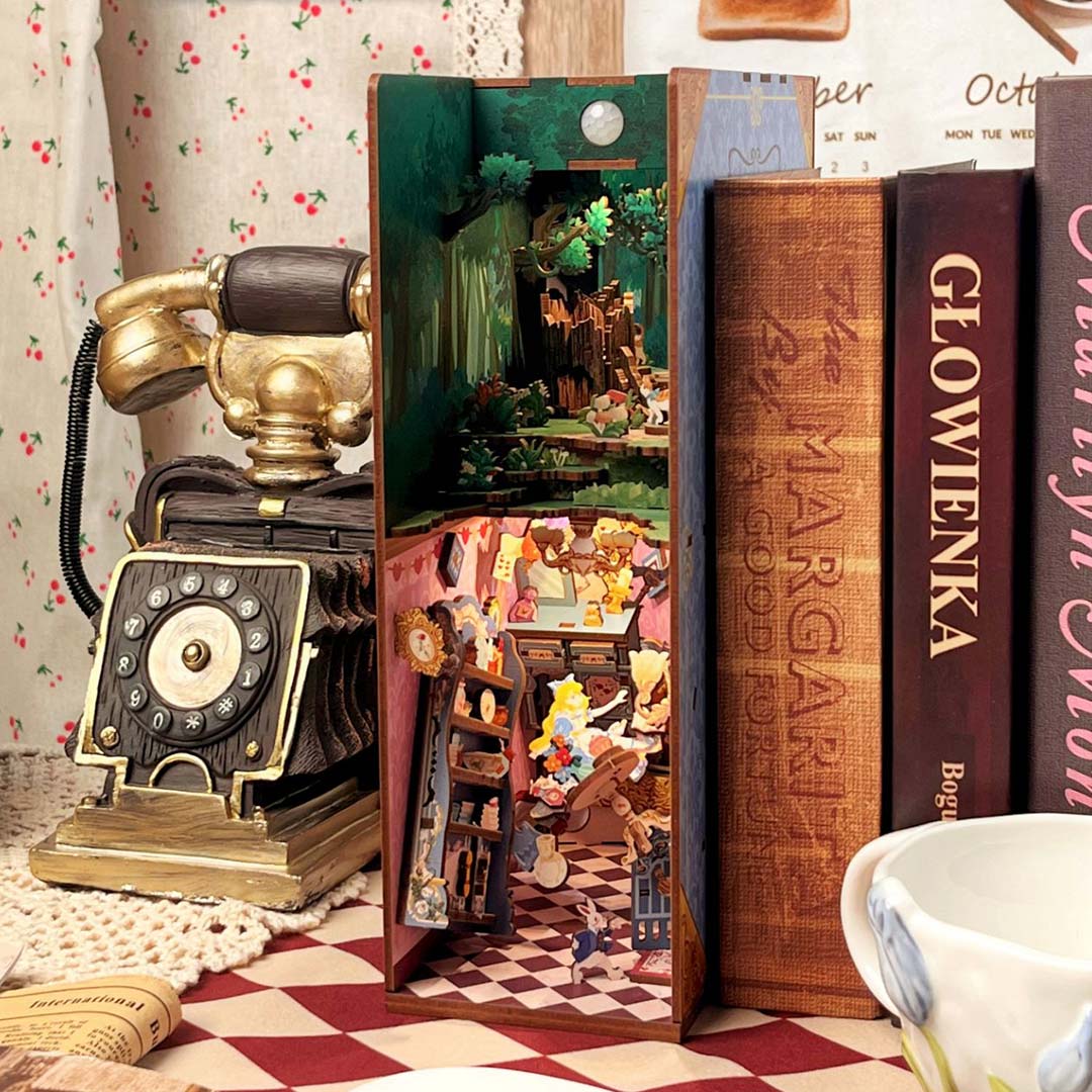 Alice in Wonderland Wooden Puzzle Book Nook Kit